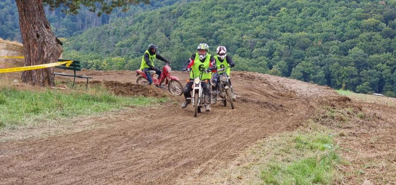 Den Besuch des Zehn-Stunden-Rennens von „Le Mö“ ließ man sich nicht entgehen.