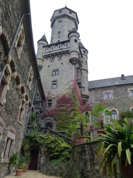 Imposant grüßt der Wehrturm der Schlossanlage die Besucher.