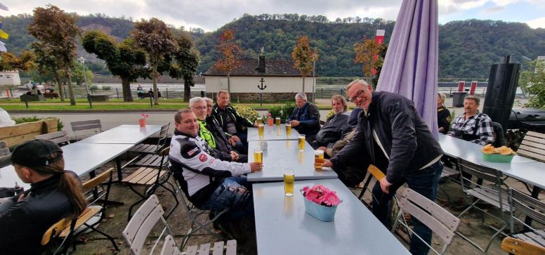 Fotos: Michael Gamisch
In Kaub stieß man am Ende der Reise noch einmal auf die gelungene Tour an.