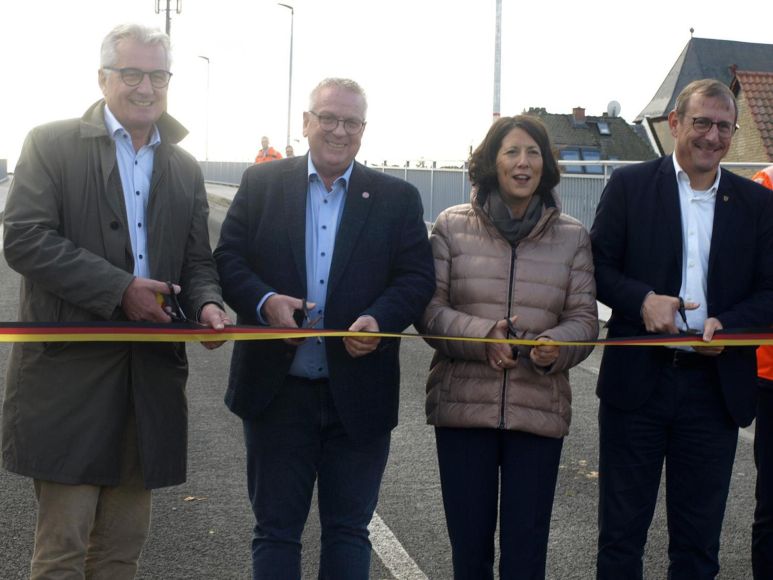 Bernhard Knoop vom Landesbetrieb Mobilität Worms, Bürgermeister Stephan Hinz, Staatsministerin Daniela Schmitt und Landrat Thomas Barth (v.l.n.r.) geben das Brückenbauwerk offiziell wieder für den Verkehr frei.