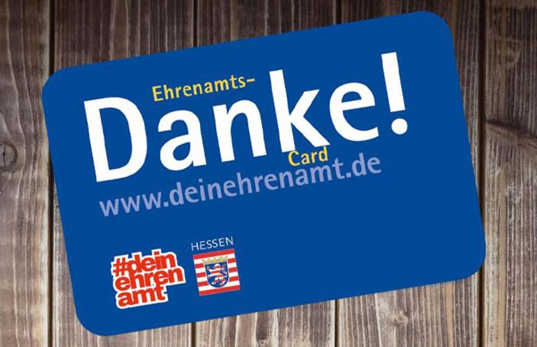 Fotos: Hessische Staatskanzlei
Die Ehrenamts-Card können alle erhalten, die regelmäßig mindestens fünf Stunden pro Woche ehrenamtlich tätig sind. Sie bietet hessenweit über 1.700 Vergünstigungen.