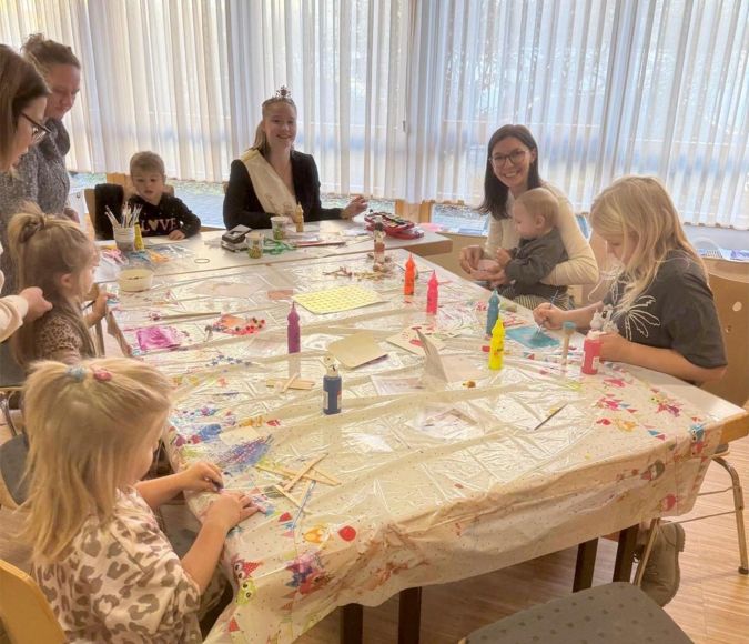Blütenkönigin Lisa Heinz und die Landtagsabgeordnete Marie Wasem beim Adventsbasteln.