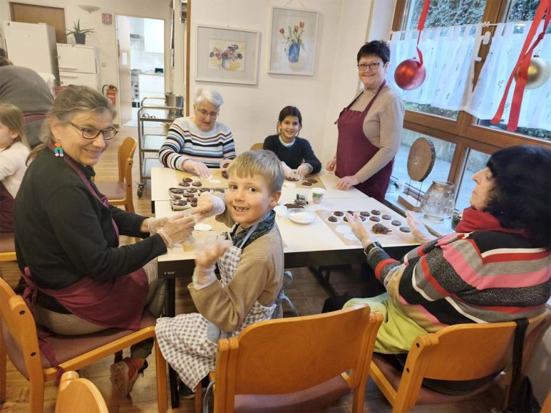 Zum gemeinsamen Plätzchenbacken: besuchten Kinder aus dem Mühlrad die Senioren.