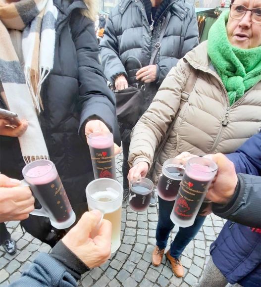 Fotos: Gemeinde Budenheim
Fröhliches Anstoßen auf dem Mannheimer Weihnachtsmarkt.