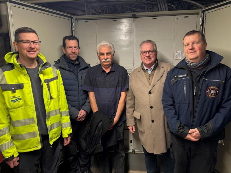 Von links: Daniel Ries (Elektrizitätsversorgung bei den Gemeindewerken Budenheim), Markus Nau (Leitung Elektro Service der Firma inek GmbH & Co. KG), Hans-Jürgen Veit, (Vorstand der Bürgerenergie Budenheim eG), Bürgermeister Stephan Hinz und Mario Amadori (Freiwillige Feuerwehr Budenheim).