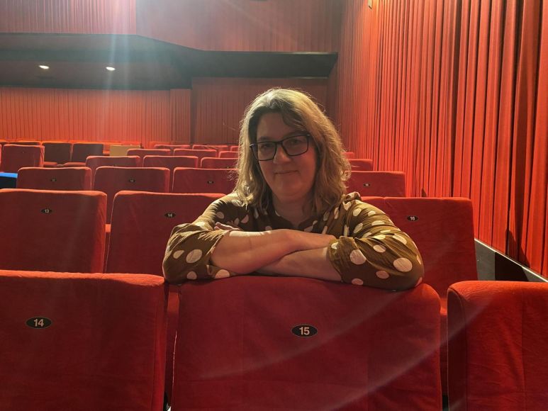 Früher beriet sie Hotelgäste, heute bringt Anja Schwarz aktuelle Blockbuster, Lesungen und vieles mehr in den Kinosaal.