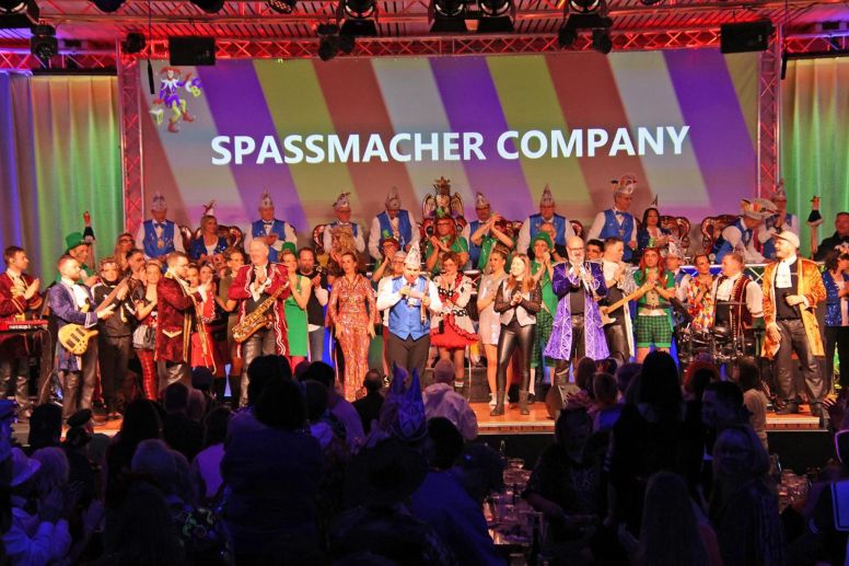 Zum großen Finale kamen noch einmal alle Aktiven auf die Bühne.