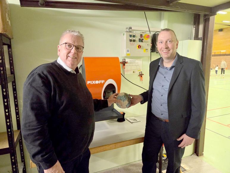 Foto: Sportfreunde Budenheim
Stephan Hinz (links) und Thorsten Rasch vor der neuen Ball-Reinigungsmaschine.