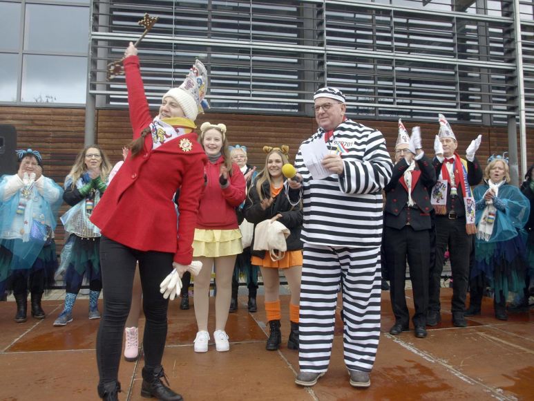 Nach dem Zug nahm Stephan Hinz Vernunft an und übergab den Rathausschlüssel an die CCB-Präsidentin.