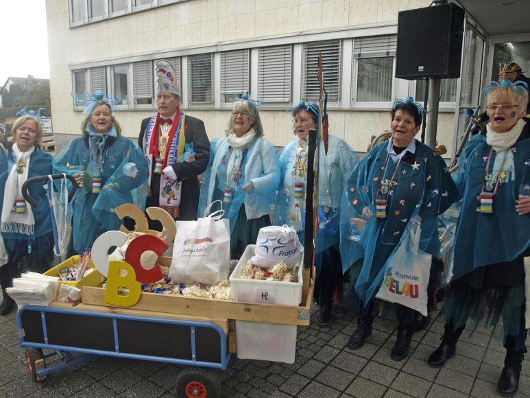 Die Stimmung vor dem Rathaus ließ nichts zu wünschen übrig.