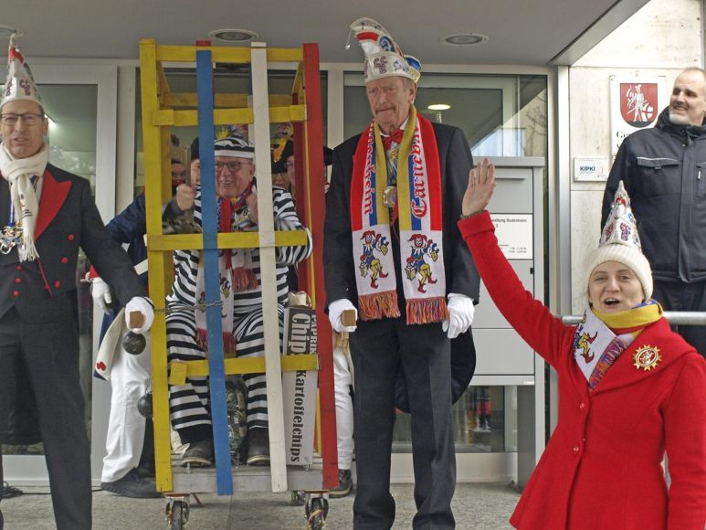 Der gefangene Bürgermeister wird aus dem Rathaus geschafft.