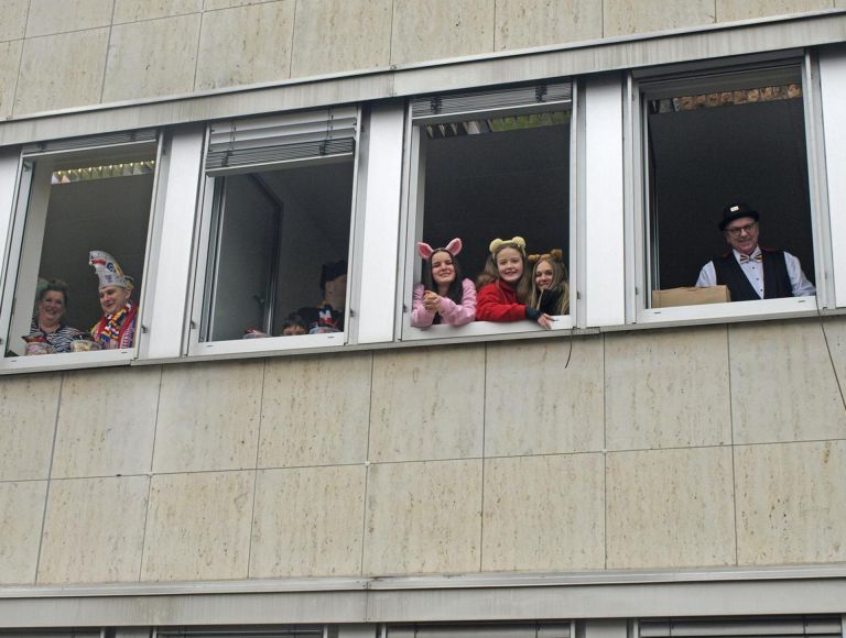 Bürgermeister Stephan Hinz (rechts) und seine Mitstreiter verteidigten sich mit süßen Wurfgeschossen.
