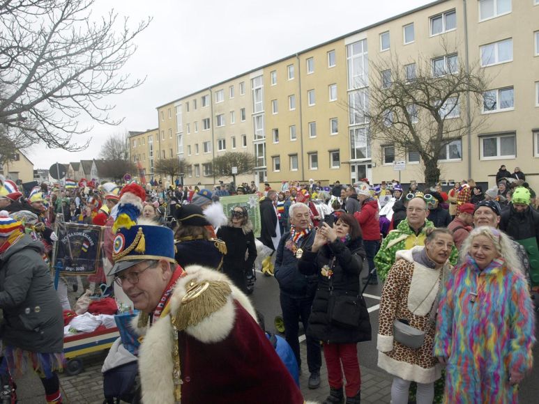 Ein gewohntes Bild am Fastnachtssamstag in Budenheim: Schon vor dem Sturm auf das Rathaus füllt sich die Berliner Straße mit Narren.