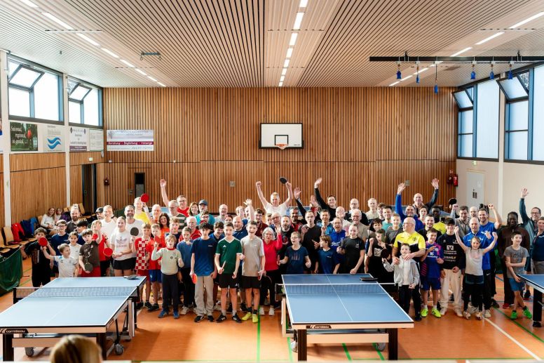 Fotos: Alexandra Photography
Das vierte Tischtennis-Familienturnier war ein Erfolg, denn Alt und Jung „duellierten“ sich an den Tischtennisplatten.