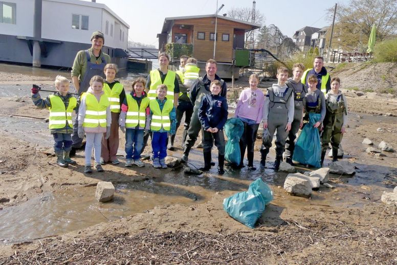 Mitglieder der Kinder- und Jugendfeuerwehr sammelten Müll in der Walluf.