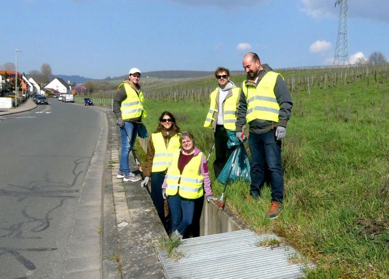 Der Bürgermeister (rechts) und die Vorsitzende der Gemeindevertretung (3.v.r.) sammelten in einem Team Müll in der Mühlstraße und im Paradies.