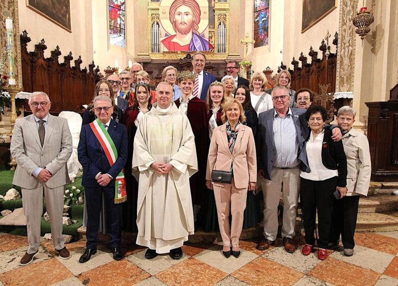 Nach dem Gottesdienst: Pfarrer Don Giampaolo Melchiori und die beiden Bürgermeister.