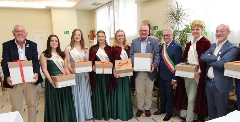 Nach den offiziellen Reden wurden Geschenke überreicht. Von links: Claus Berg, DIF-Vorsitzender, Blütenprinzessin 2025/26 Chiara, Blütenkönigin 2025/26 Lisa, die amtierenden Blütenprinzessinnen Marie und Pauline, Stephan Hinz, Bürgermeister von Budenheim, Luigi Mirandola, Bürgermeister von Isola della Scala, amtierender Blütenkönig Ben und Simone Colato, AGIT-Präsident.