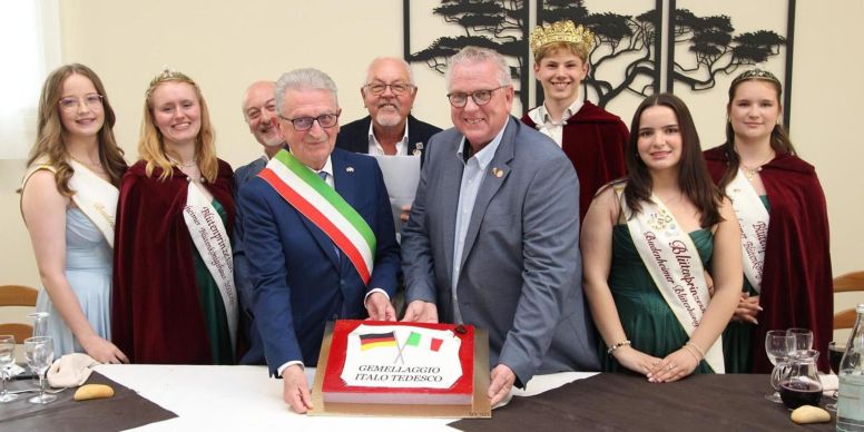 Fotos: DIF-Budenheim
Die Bürgermeister Luigi Mirandola und Stephan Hinz präsentierten die Partnerschaftstorte.
