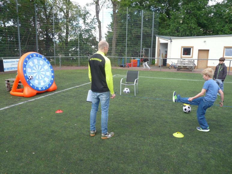 Beim Fußball-Darts konnten die Kids ihr Können unter Beweis stellen.