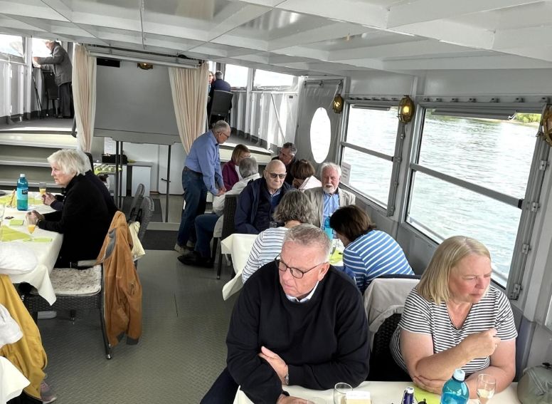 Vereinsgeschichten wurden auf der Schifffahrt ausgetauscht.