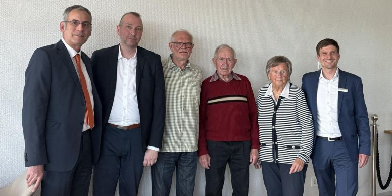 Foto: Budenheimer Volksbank
Von links: Dieter Korfmann, Thorsten Rasch, Reinhold Riedesser, Wendelin Weber, Rita Delle und Enrico Eisermann.