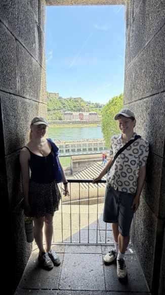 Blütenkönig Ben und Blütenprinzessin Pauline vor malerischer Kulisse in Koblenz.