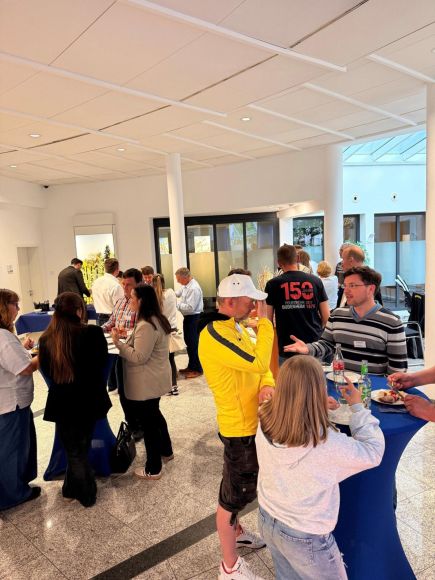 Fotos: Budenheimer Volksbank
Bei der anschließenden kleinen Feier kamen viele Beteiligte miteinander ins Gespräch.
