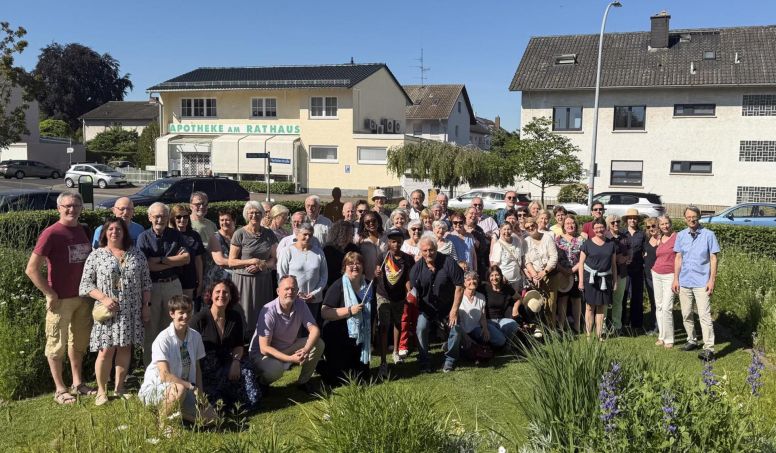 Gruppenfoto der DFG Budenheim mit den 24 Gästen aus Eaubonne.
