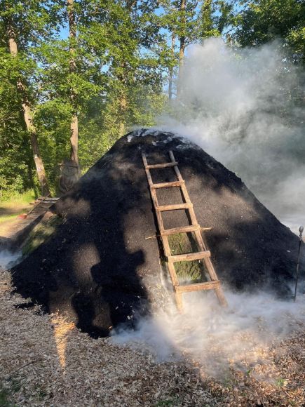 Foto: Stefan Dorschel
Am Fronleichnamswochenende wird im Lennebergwald ein Kohlenmeiler entzündet.