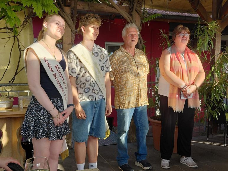 Fotos: Jürgen Przybilla
Ein schöner gemeinsamer Abend in Gau-Algesheim im Weinhaus Lich, mit Reden und dem Austausch von Geschenken.