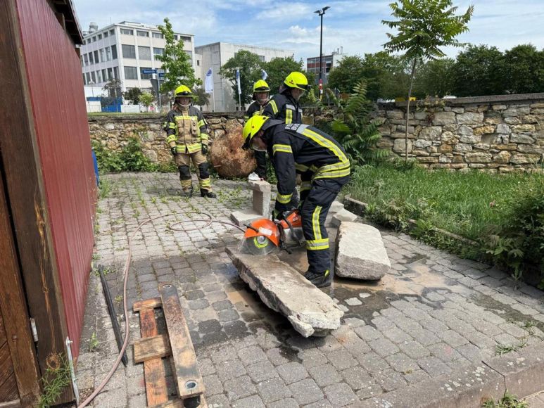 Beim Übungsdienst wird der Umgang mit einem Motortrennschleifer geübt.