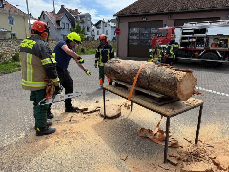 Fotos: Feuerwehr Budenheim
Beim Übungsdienst wird der sichere Umgang mit der Motorkettensäge geschult.