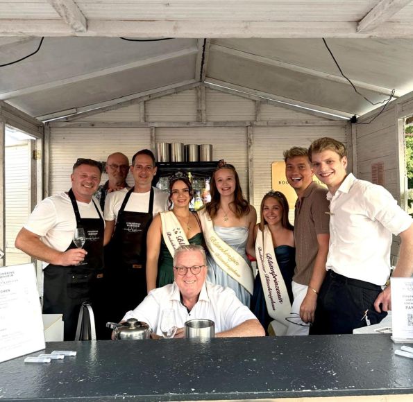 Hier die Premiere der Vereinsringhütte mit Bürgermeister und Blütenhaus aus dem vergangenen Jahr.