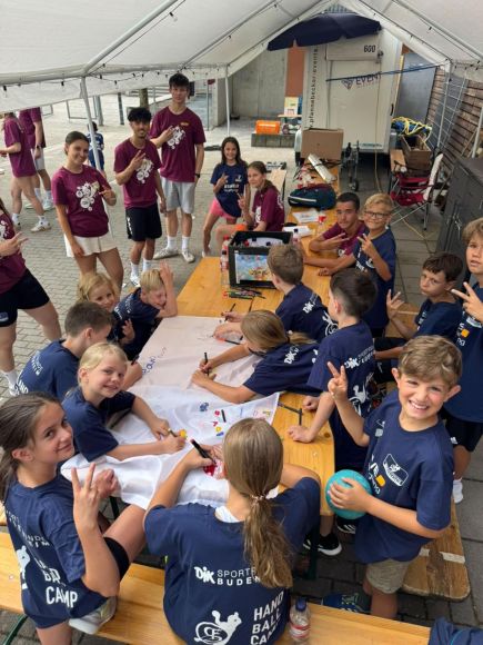 Foto: Rheingau Echo Redaktion
Bei der Erstellung der Teamflagge ist Kreativität gefragt.