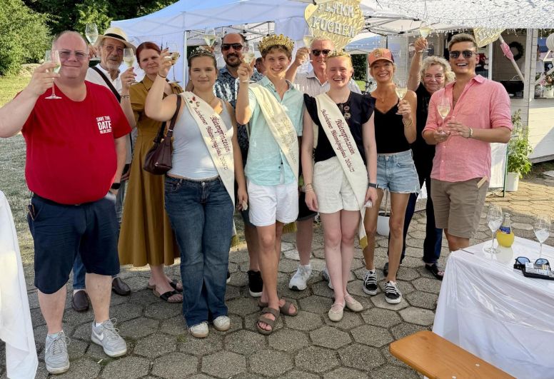 Das Budenheimer Blütenhaus und der Vereinsringvorsitzende Hannes Saas (r.) mit Bürgermeister Stephan Hinz, die Delegation aus Walluf mit Bürgermeister Nikolaos Stavridis.