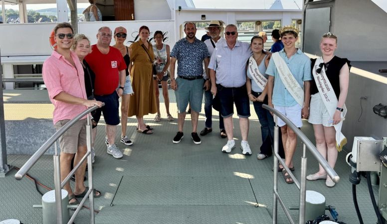 Am Samstag wurde mit der Fähre nach Walluf übergesetzt und der dortige Bürgermeister Stavridis mit seiner Delegation abgeholt.