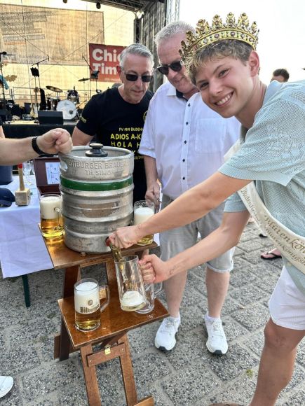 Blütenkönig Ben beim Anstich am Freitagabend zur Eröffnung des Rheinufer-Festes.