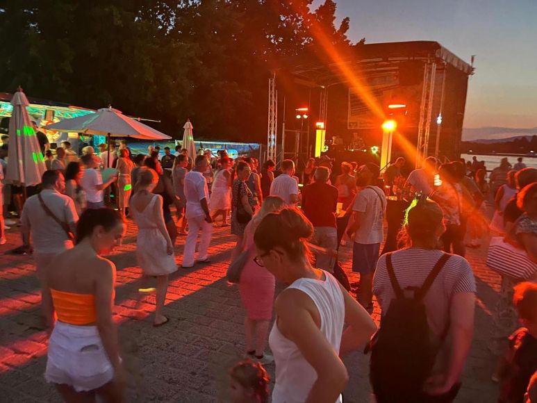 Am Samstagabend heizte DJ Magic Mike den Besuchern mächtig ein und lockte Tänzerinnen und Tänzer zur Bühne.