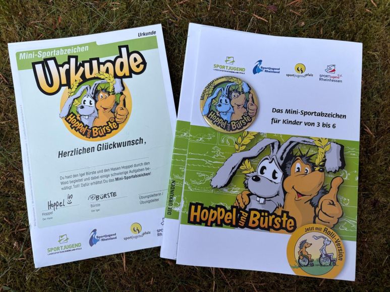 Foto: Elternausschuss/Lisa Leister
Mit Hase Hoppel und Igel Bürste zum Mini-Sportabzeichen.