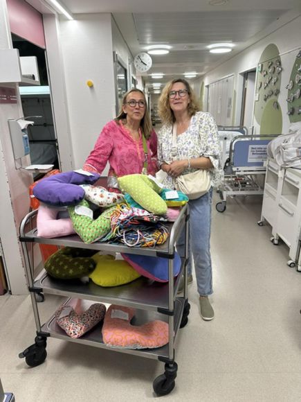 Billa Klein und Conny Axt unterwegs auf den Stationen der Universitätsmedizin, um den Patientinnen und Patienten Trost und Freude zu schenken.