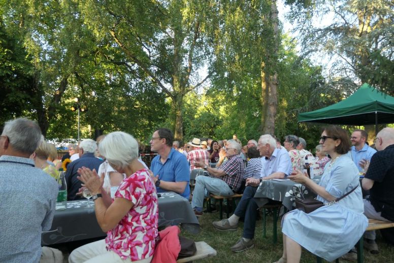 Das Publikum kam der Aufforderung der Musiker, mitzuklatschen, bereitwillig nach.