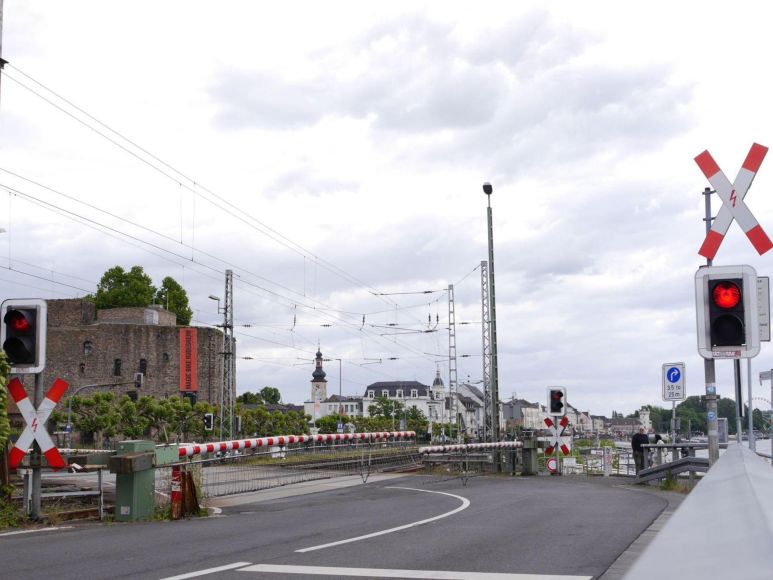 Der Bahnübergang in Rüdesheim ist zwischen dem 15. und dem 28. Juli gesperrt. Die Umleitung erfolgt über Presberg und Lorch.