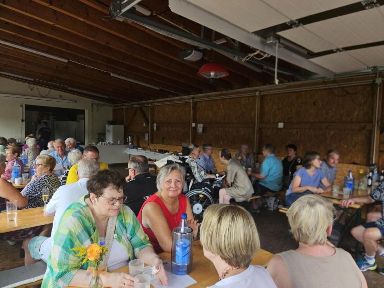 Foto: Kerstin Dotzer
Der VdK-Ortsverband hatte zum Grillfest eingeladen. Die Gäste erschienen zahlreich und es herrschte gute Stimmung beim geselligen Beisammensein.