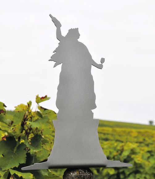 Diese Trophäe wartet auf die Rheingauerin oder den Rheingauer des Jahres 2026. Wessen Name dort eingraviert wird, entscheiden die Leser des Rheingau Echos.