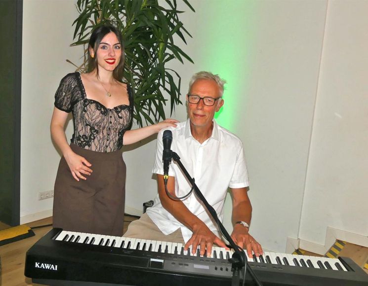 Die „Late Night Tunes“ Alexander von Wangenheim am Piano und Sängerin Elena Aurora bereicherten den akademischen Abend musikalisch.