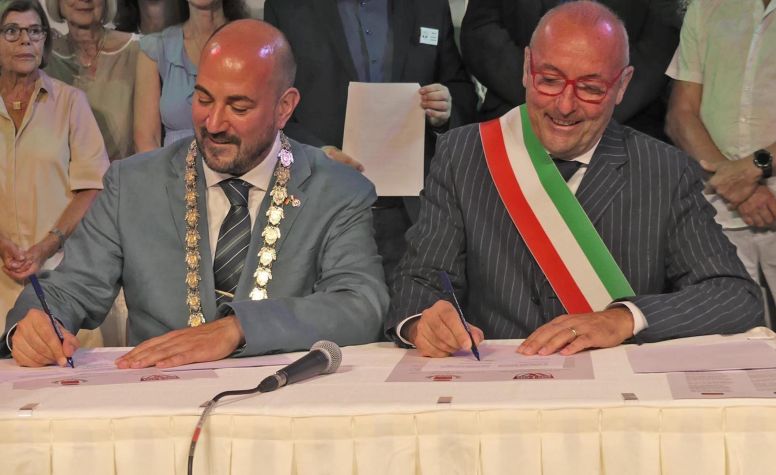 Nikolaos Stavridis und Piergiovanni Montanelli bei der Unterzeichnung der Verschwisterungsurkunden.