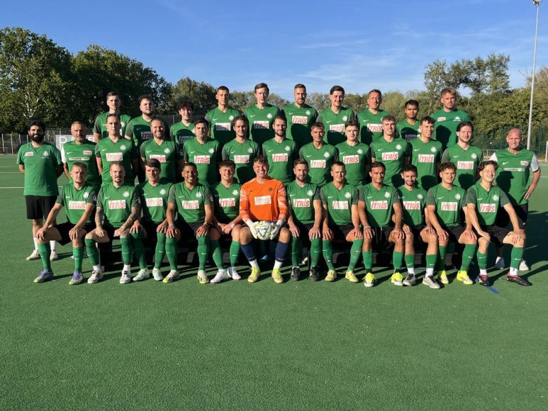 Die Spieler der ersten und zweiten Mannschaft des FSV Oberwalluf.