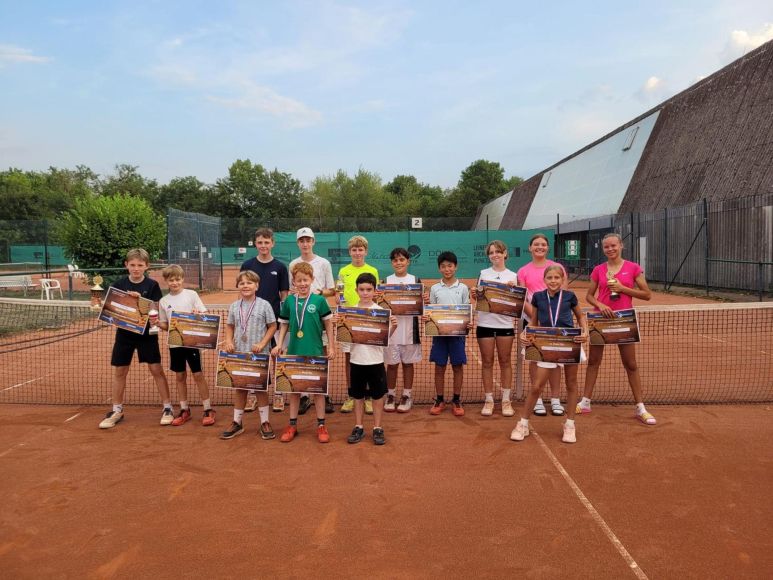 Foto: Christoph Bernhard
Die Teilnehmenden an den Jugendmeisterschaften der Tennisfreunde Budenheim (hintere Reihe, von links): Henry Nell, Henri Stein, Emil Dehne, Adrian Stein, Leif Malmquist, Nouri Nierlich, Marvel Wang, Carlotta Harlfinger, Nicole Preobrazhenskiy und Amelia Kaliszewska.
Vordere Reihe (von links): Filippo Harlfinger, Jonas Hungen, Moritz Veltze und Laura Kaliszewska.
Es fehlt: Sofia Bezshlyakh.