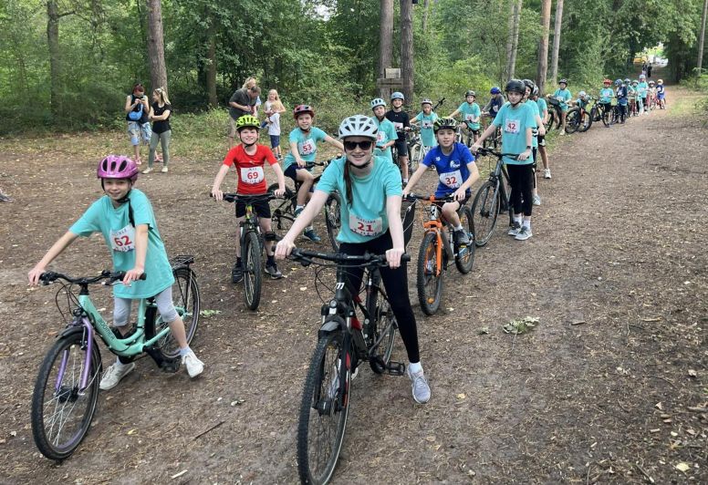 Foto: ar
Beim Triathlon im Wald wurde in Wettkämpfen beim Radfahren und Laufen um Punkte gekämpft.